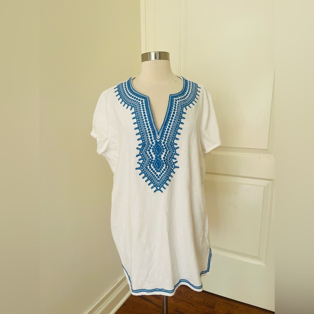 Cwonder White Tunic with Blue Embroidery Sz xl